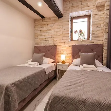 Adam In The Old Town, 2 Single Beds Split